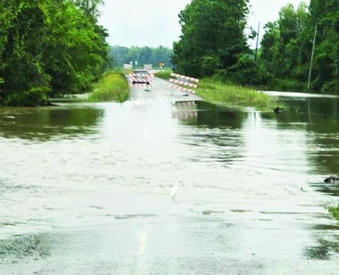 Road closure in Larto due to high water