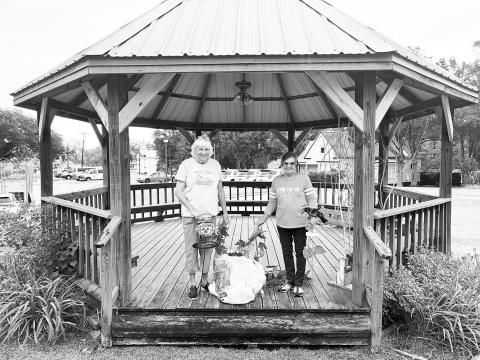 Harrisonburg Service League decorates for Fall festivities