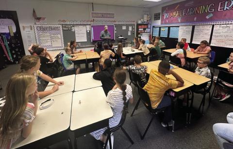 Stony Alexander showcases his artifacts to Harrisonburg students